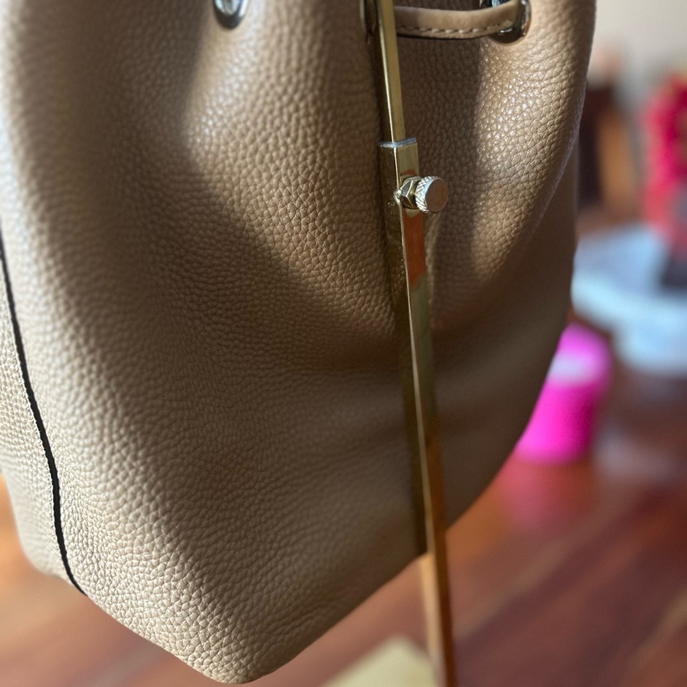 Henri Bendel Vintage Tan Leather Two Way Bucket Bag Striped Interior in EUC - Picture 6 of 11